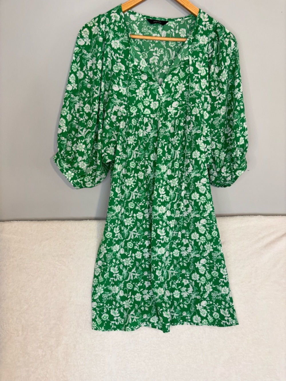 EUC! Kelly Green Floral Dress with White Print preppy balloon sleeve Size Small